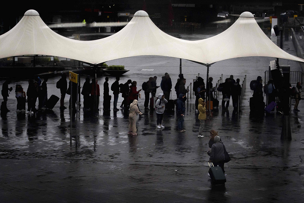 Badan meteorologi Belanda KNMI mengeluarkan peringatan kode merah tertinggi untuk empat wilayah utara, yang berarti kemungkinan gangguan parah.