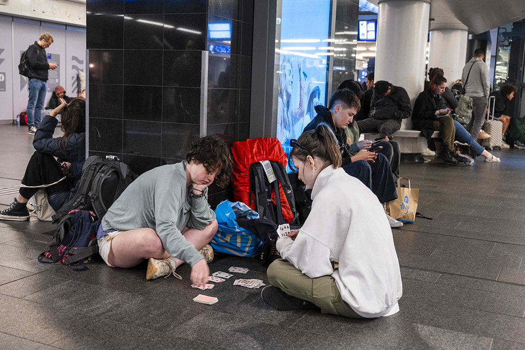 Bandara Schiphol Amsterdam, salah satu hub tersibuk di Eropa, mengatakan kepada AFP bahwa pihaknya telah membatalkan 400 penerbangan setelah Storm Poly membawa angin kencang dan hujan lebat.