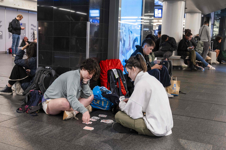 Bandara Schiphol Amsterdam, salah satu hub tersibuk di Eropa, mengatakan kepada AFP bahwa pihaknya telah membatalkan 400 penerbangan setelah Storm Poly membawa angin kencang dan hujan lebat.