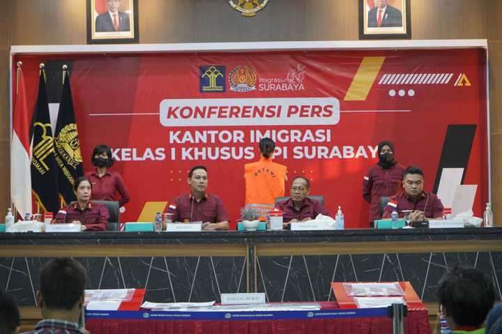 Dari tangan YW, petugas mengamankan barang bukti berupa paspor palsu. Yang di dalamnya terdapat foto yang bersangkutan namun dengan nama dan identitas orang lain.