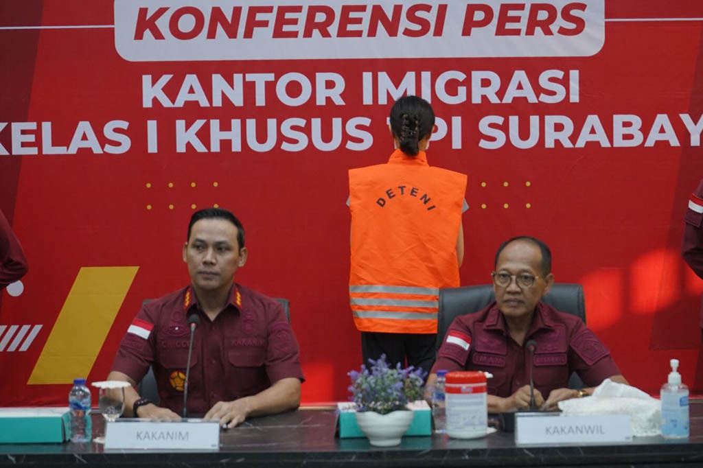 YW, 28, perempuan Warga Negara Tiongkok diamankan petugas Kantor Imigrasi Surabaya karena diduga terlibat joki tes Bahasa Inggris sindikat internasional yang telah beraksi di beberapa negara. Ketika beraksi, YW menggunakan paspor atau dokumen perjalanan yang diduga palsu.