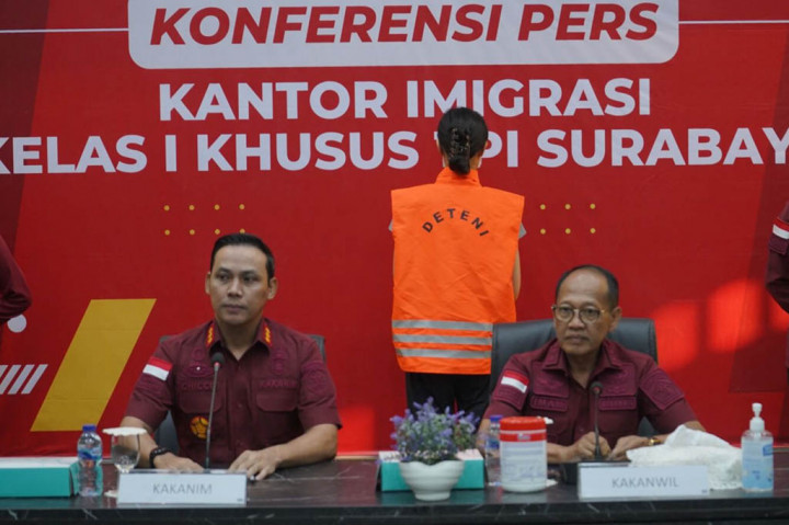 YW, 28, perempuan Warga Negara Tiongkok diamankan petugas Kantor Imigrasi Surabaya karena diduga terlibat joki tes Bahasa Inggris sindikat internasional yang telah beraksi di beberapa negara. Ketika beraksi, YW menggunakan paspor atau dokumen perjalanan yang diduga palsu.