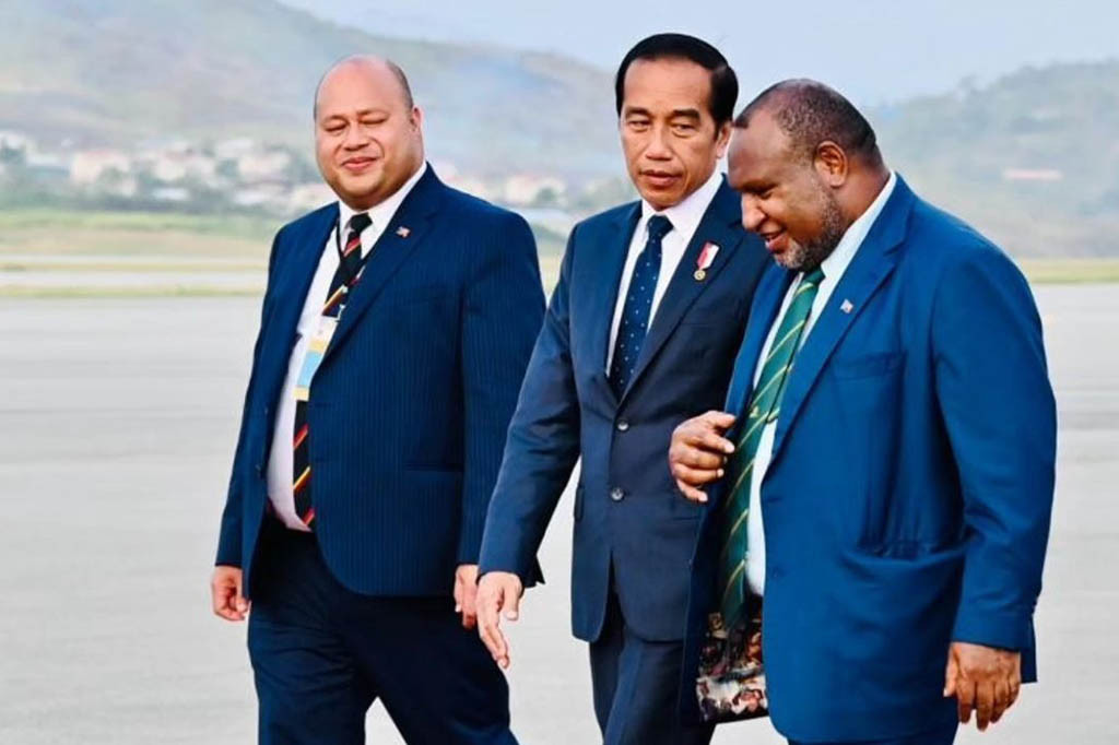 Usai bersalaman, Presiden Jokowi kemudian menaiki tangga Pesawat Kepresidenan Indonesia-1. Dentuman meriam kehormatan pun terdengar ketika Presiden Jokowi memasuki pesawat.