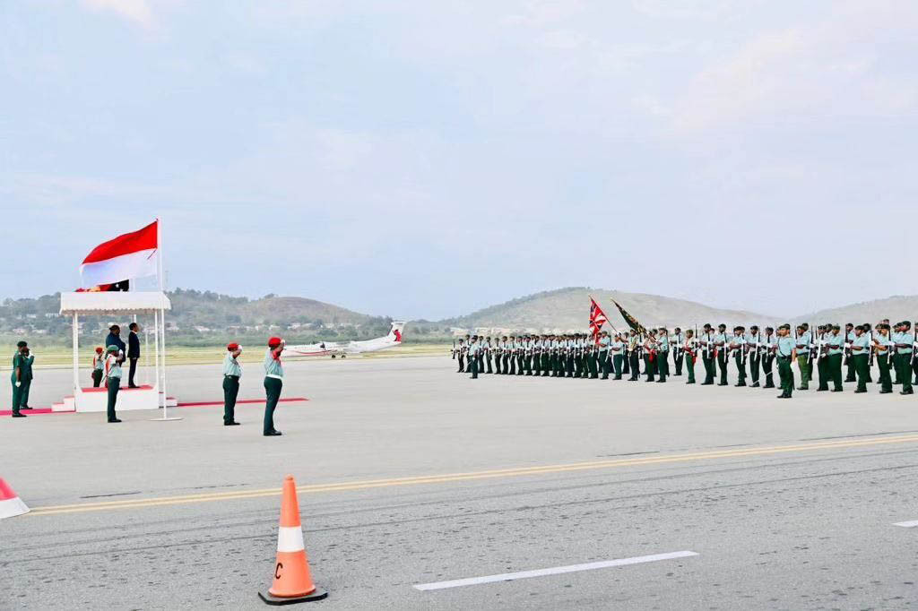 Perdana Menteri PNG James Marape melepas langsung keberangkatan Presiden Jokowi dengan upacara kehormatan.