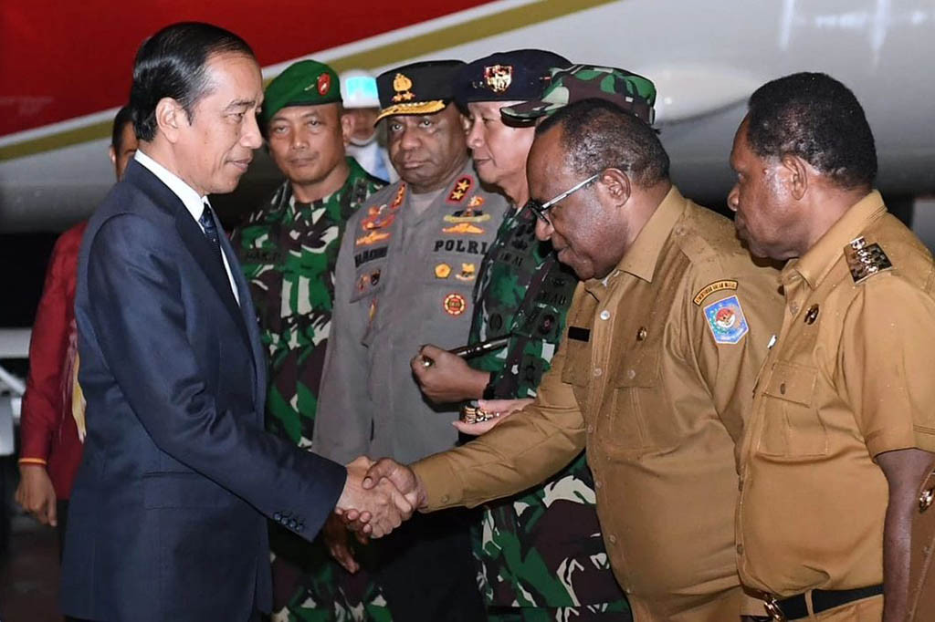 Sekitar pukul 18.37 WIT, Presiden Joko Widodo bersama rombongan tiba di Bandara Sentani, Jayapura, Papua. Tampak menyambut kedatangan Kepala Negara adalah Menteri Dalam Negeri Tito Karnavian, Kepala BIN Jenderal Polisi (Purn) Budi Gunawan, Plh. Gubernur Papua Ridwan Rumasukun.