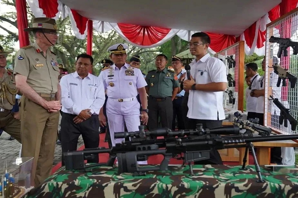 Panglima Angkatan Bersenjata Australia (Australian Chief of Defence Force) General Angus J. Campbell, AO, DSC, terpukau dengan kecanggihan Alat Utama Sistem Persenjataan (Alutsista) TNI yang di produksi PT. Perindustrian TNI Angkatan Darat (Pindad), Bandung. Rabu, 5 Juli 2023.