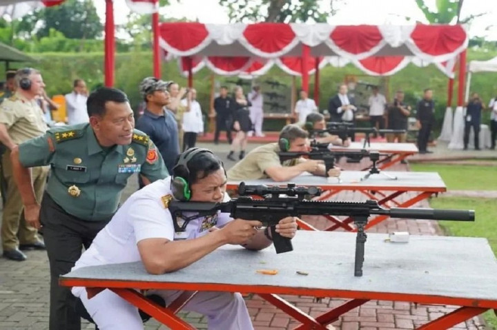 General Angus Campbell bersama Laksamana TNI Yudo Margono mengunjungi PT. Pindad (Persero)dalam rangkaian kegiatan sidang The 11th Australia-Indonesia High Level Committee (AUSINDO HLC) bertempat di Bandung.