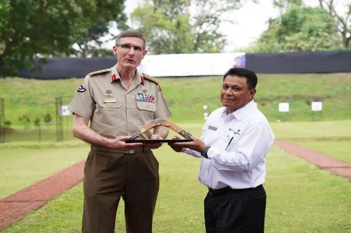 Panglima AB Australia dan Panglima TNI melanjutkan kegiatan kunjungannya dengan mengunjungi beberapa fasilitas produksi dengan menggunakan kendaraan Maung yaitu kendaraan taktis ringan tempur jarak dekat modular 4x4 yang diproduksi oleh PT. Pindad.