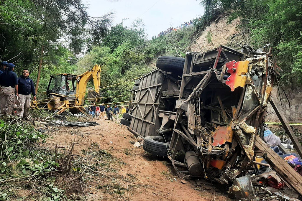 Bangkai bus terlihat miring setelah jatuh ke jurang di pinggiran Magdalena Peñasco, negara bagian Oaxaca, Meksiko pada Rabu, 5 Juli 2023 waktu setempat.