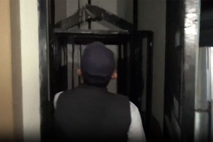 Arifan Hidayat, saksi mata mengatakan dia mendengar suara keras dari arah lokasi pada pukul 16.00 WIB, saat pekerja bangunan hendak pulang setelah melakukan renovasi bangunan di lantai atas. Saat menghampiri lokasi, sembilan pekerja sedang dievakuasi oleh rekan pekerja bangunan lainnya untuk kemudian dibawa ke rumah sakit terdekat.