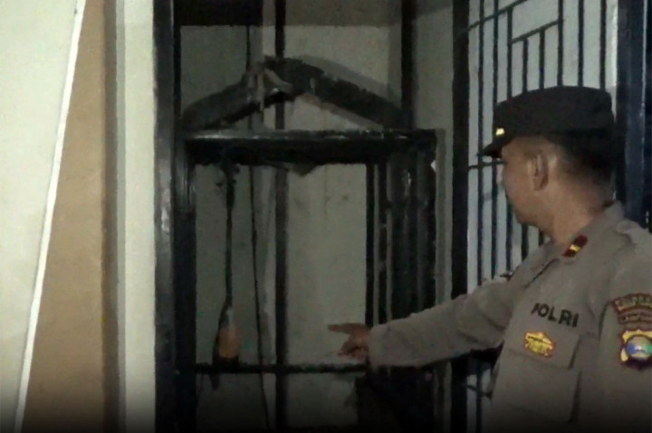 Petugas menunjukkan lift di sebuah sekolah swasta di Bandarlampung yang jatuh dan mengakibatkan tujuh pekerja bangunan tewas, Rabu, 5 Juli 2023,.