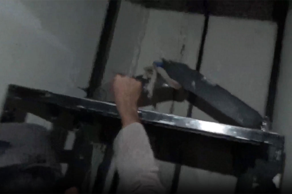 Terjatuh dari lift barang, tujuk pekerja bangunan di salah satu sekolah swasta di Bandarlampung, Lampung, tewas, Rabu, 5 Juli 2023. Kepolisian Resor Kota (Polresta) Bandarlampung masih menyelidiki kasus tersebut.