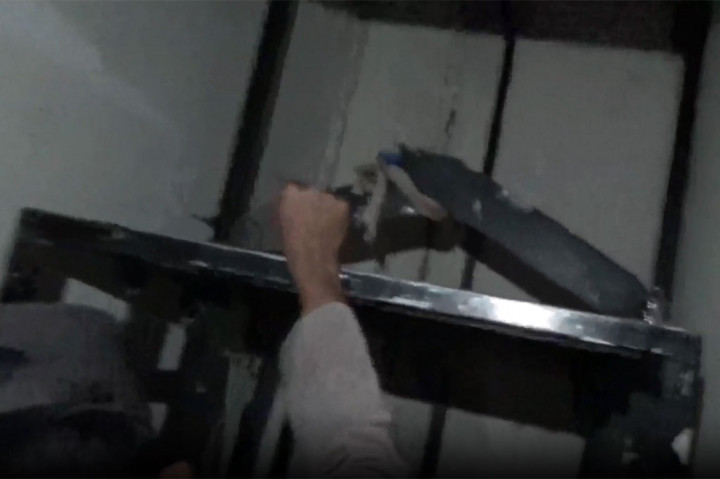 Terjatuh dari lift barang, tujuk pekerja bangunan di salah satu sekolah swasta di Bandarlampung, Lampung, tewas, Rabu, 5 Juli 2023. Kepolisian Resor Kota (Polresta) Bandarlampung masih menyelidiki kasus tersebut.