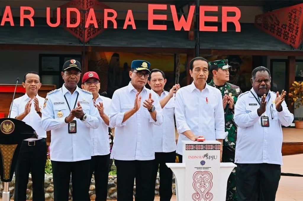 Presiden Joko Widodo meresmikan Terminal Bandara Ewer, di Kabupaten Asmat, Papua Selatan, Kamis, 6 Juli 2023.