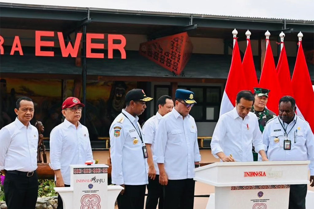 Presiden Joko Widodo (Jokowi) berharap Bandara Ewer, Kabupaten Asmat, Provinsi Papua Selatan, dapat membuka keterisolasian dan mempercepat mobilitas individu dan barang di wilayah tersebut.