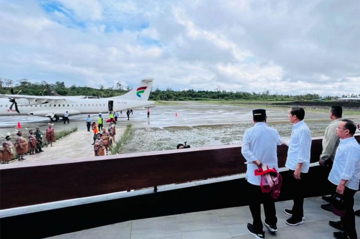 Bandara Ewer di Asmat, kata Jokowi, telah melayani penerbangan dari Timika sebanyak dua kali sepekan, dari Kamur sebanyak empat kali penerbangan dalam satu pekan, dan dari Merauke sebanyak empat kali sepekan.