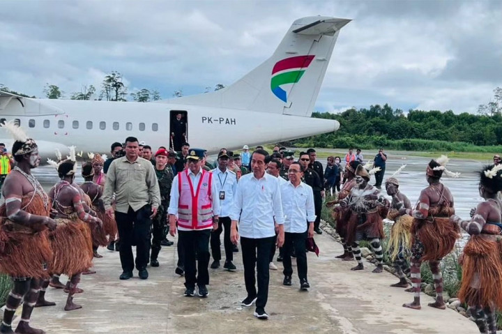 Jokowi berharap Bandara Ewer juga membuka wisata Asmat dan memberikan efek pengganda ekonomi bagi perekonomian di Papua Selatan.