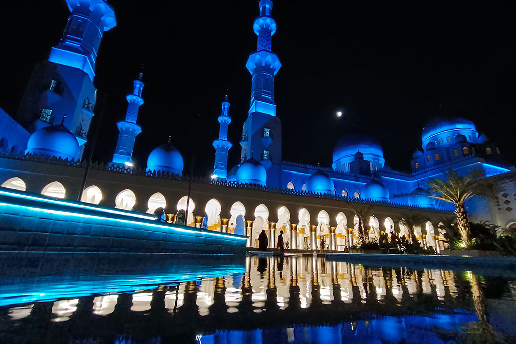 Bangunan masjid megah tersebut merupakan replika dari Masjid Sheikh Zayed Grand Mosque di Abu Dhabi, UEA yang didominasi warna putih dengan aksen emas di pilar-pilar. Masjid tersebut menjadi daya tarik bagi peziarah dan wisatawan dari berbagai daerah.