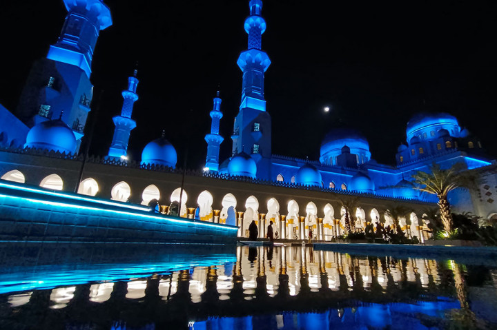 Bangunan masjid megah tersebut merupakan replika dari Masjid Sheikh Zayed Grand Mosque di Abu Dhabi, UEA yang didominasi warna putih dengan aksen emas di pilar-pilar. Masjid tersebut menjadi daya tarik bagi peziarah dan wisatawan dari berbagai daerah.