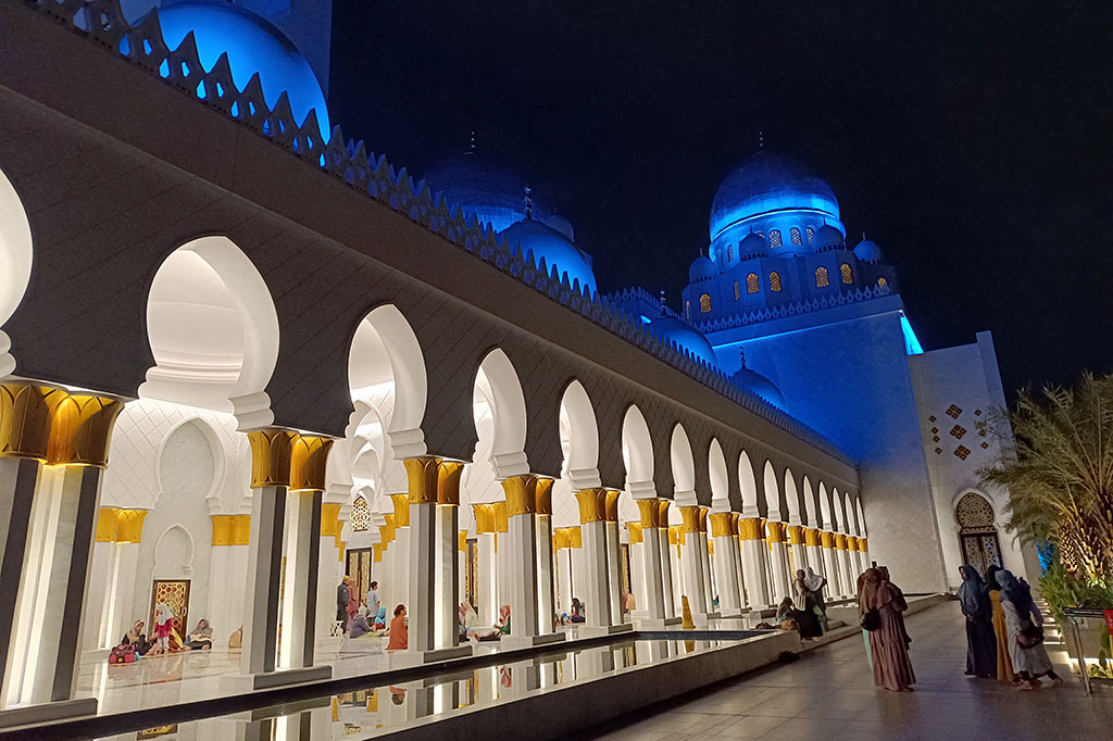 Jumlah pengunjung Masjid Sheikh Zayed, pada libur sekolah ini mencapai sekitar 30.000 orang/hari atau naik 30-40 persen dibandingkan hari biasa.