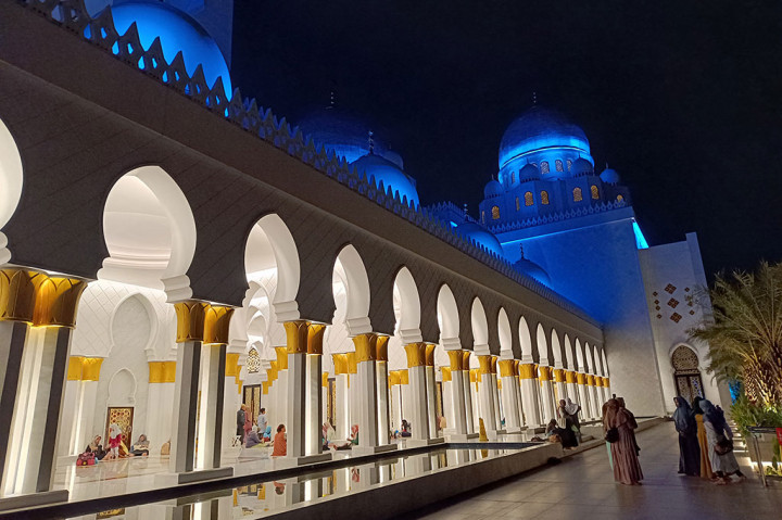 Jumlah pengunjung Masjid Sheikh Zayed, pada libur sekolah ini mencapai sekitar 30.000 orang/hari atau naik 30-40 persen dibandingkan hari biasa.