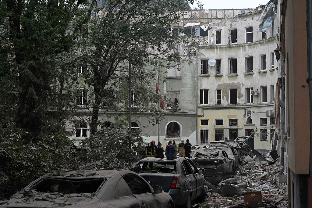 Tim penyelamat bekerja di gedung apartemen yang sebagian hancur akibat serangan rudal di Kota Lviv, Ukraina barat, Kamis, 6 Juli 2023, di tengah invasi militer Rusia di Ukraina.