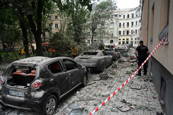 Sebuah rudal Rusia menghantam sebuah blok apartemen di Lviv Ukraina, menewaskan empat orang, Kamis, 6 Juli 2023. Menurut wali kota, ini merupakan serangan terbesar terhadap infrastruktur sipil di kota itu sejak dimulainya invasi Rusia.