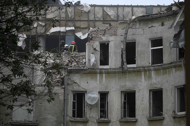Mendagri melanjutkan bahwa tim penyelamat bekerja untuk menjangkau mereka yang masih terjebak di bawah reruntuhan.
