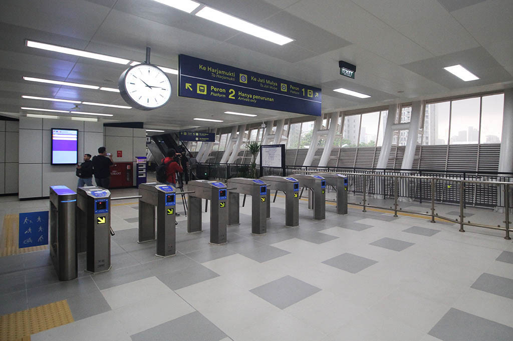 Light Rail Transit (LRT) Jakarta Bogor Depok Bekasi (Jabodebek) lakukan uji coba terbatas dengan perjalanan menuju Kantor Proyek Depo LRT, Kamis, 6 Juli 2023. LRT Jabodebek akan melakukan soft launching pada 12 Juli 2023 hingga 17 Agustus 2023 dengan tarif Rp. 1 bagi setiap penumpang.