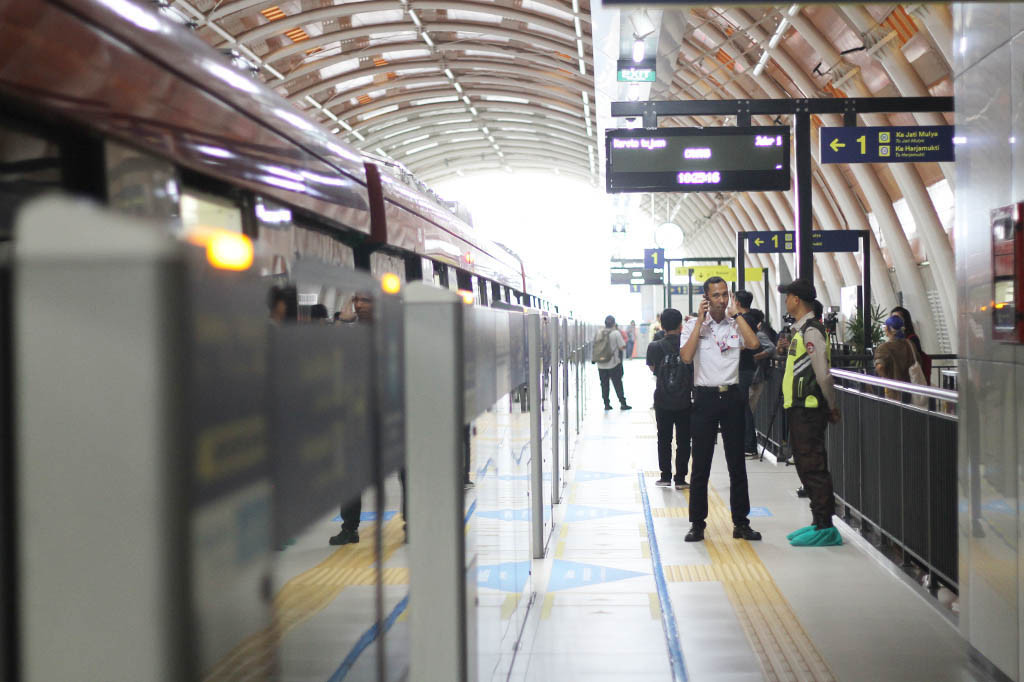 Medcom.id berkesempatan untuk ikut menjajal transportasi baru ini dengan sejumlah rangkaian kegiatan yakni dengan merasakan perjalanan menggunakan LRT Jabodebek yang berangkat dari stasiun LRT Jabodebek Dukuh Atas, Jakarta Selatan dan berakhir dengan kegiatan site visit ke Kantor Proyek Depo LRT di kawasan Jatimulya, Bekasi, Jawa Barat.