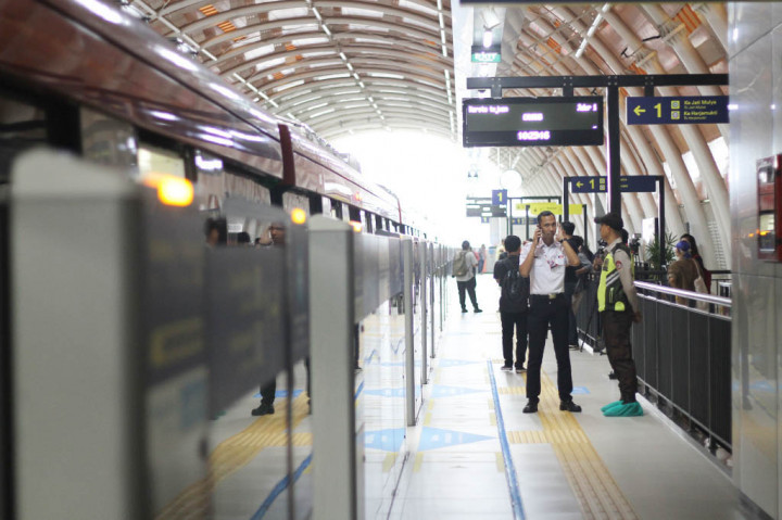 Medcom.id berkesempatan untuk ikut menjajal transportasi baru ini dengan sejumlah rangkaian kegiatan yakni dengan merasakan perjalanan menggunakan LRT Jabodebek yang berangkat dari stasiun LRT Jabodebek Dukuh Atas, Jakarta Selatan dan berakhir dengan kegiatan site visit ke Kantor Proyek Depo LRT di kawasan Jatimulya, Bekasi, Jawa Barat.