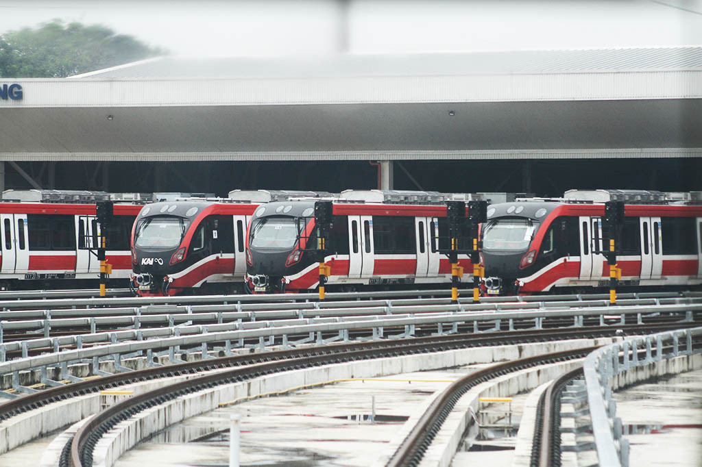 Selain itu, Kuswardojo menambahkan LRT Jabodebek memiliki fasilitas train simulator di Operational Control Center lantai 4, terdapat train simulator yang 99% mirip kabin asli LRT, berfungsi melatih ketajaman, kemampuan, tempat uji sertifikasi dan melatih masinis atau train attendance dapat mengoperasikan LRT secara manual.