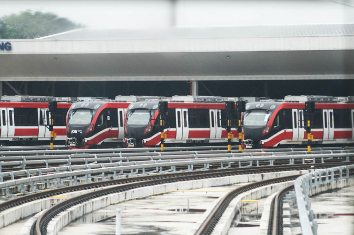 Selain itu, Kuswardojo menambahkan LRT Jabodebek memiliki fasilitas train simulator di Operational Control Center lantai 4, terdapat train simulator yang 99% mirip kabin asli LRT, berfungsi melatih ketajaman, kemampuan, tempat uji sertifikasi dan melatih masinis atau train attendance dapat mengoperasikan LRT secara manual.