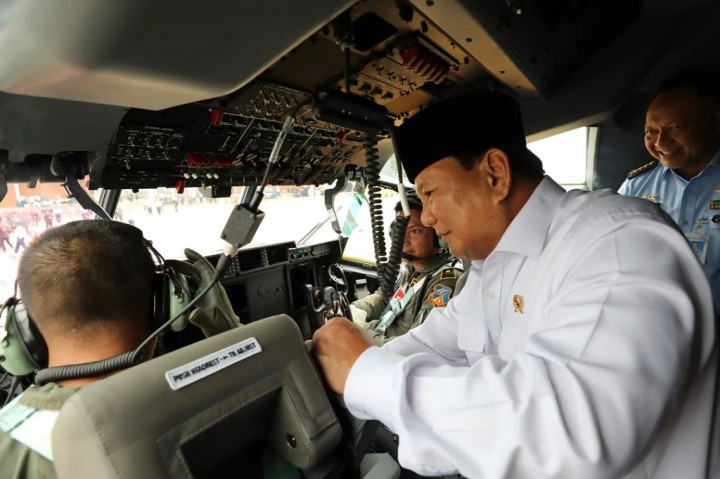 Menhan Prabowo duduk di kokpit pesawat, tepat di belakang kursi pilot. Jonah, jurnalis dari Kompas TV menuturkan kesannya setelah mengikuti penerbangan Super Hercules C-130J produksi Lockheed Martin ini. 