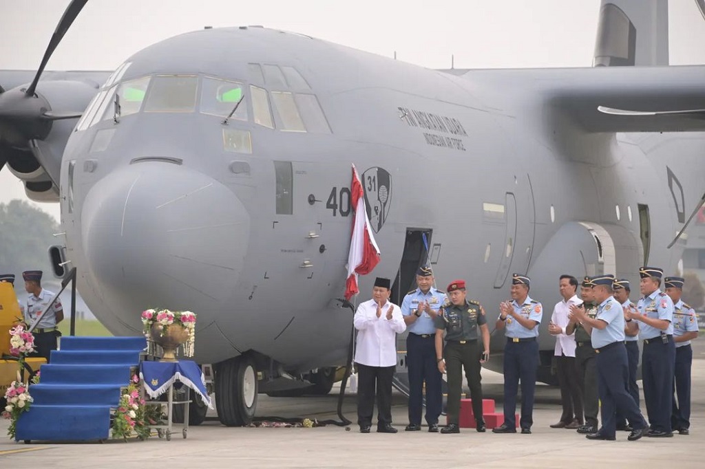 Menteri Pertahanan Prabowo Subianto secara simbolis menyerahkan pesawat kedua Super Hercules C-130J A-1340 produksi Lockheed Martin Amerika Serikat, di Lanud Halim Perdanakusuma, Jakarta, Kamis, 6 Juli 2023, yang didahului dengan prosesi pelepasan tirai logo Skadron Udara 31, pecah kendi dan penyiraman air kembang.