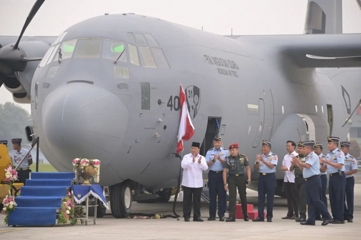 Menteri Pertahanan Prabowo Subianto secara simbolis menyerahkan pesawat kedua Super Hercules C-130J A-1340 produksi Lockheed Martin Amerika Serikat, di Lanud Halim Perdanakusuma, Jakarta, Kamis, 6 Juli 2023, yang didahului dengan prosesi pelepasan tirai logo Skadron Udara 31, pecah kendi dan penyiraman air kembang.