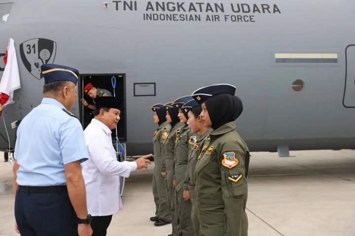 Momen Menhan Prabowo pada saat penyerahan Pesawat Super Hercules C-130J kepada TNI AU