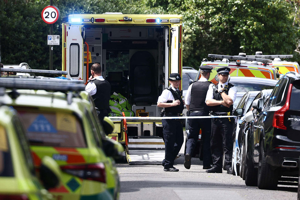 Petugas polisi berjaga di samping ambulans setelah terjadinya insiden tabrakan mobil di sekolah putri swasta Study Prep di Wimbledon, London, Inggris, Kamis, 6 Juli 2023 waktu setempat.