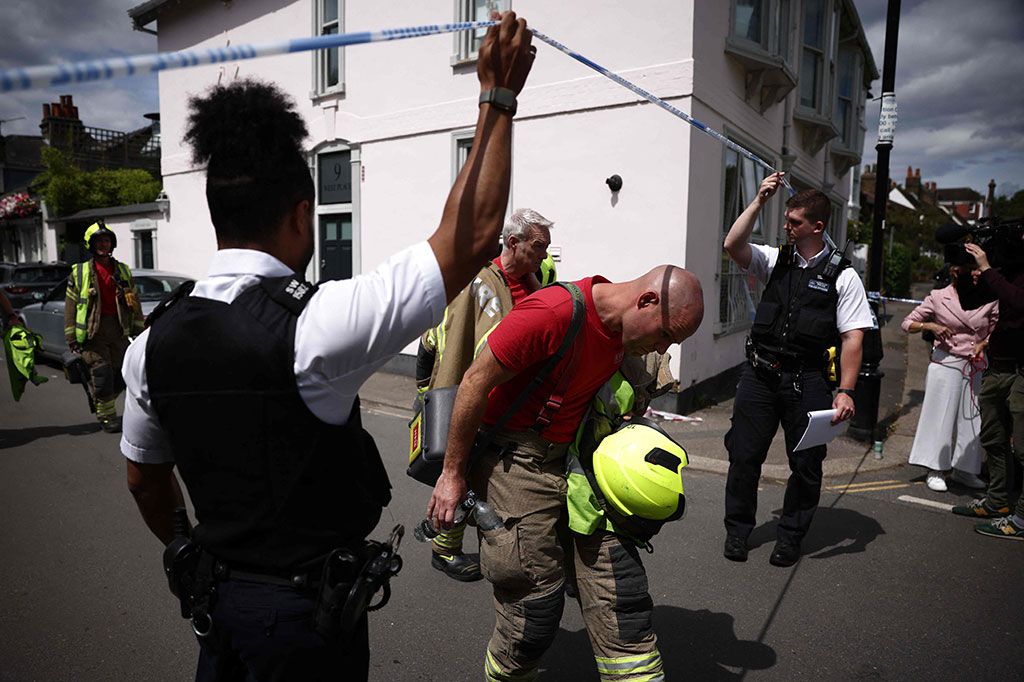 John Martin, kepala paramedis di Layanan Ambulans London, mengatakan mereka mengumumkan insiden besar dan mengirim 15 ambulans, paramedis spesialis perawatan kritis dan Ambulans Udara London. Enam belas pasien dirawat di tempat dan 10 dibawa ke rumah sakit.