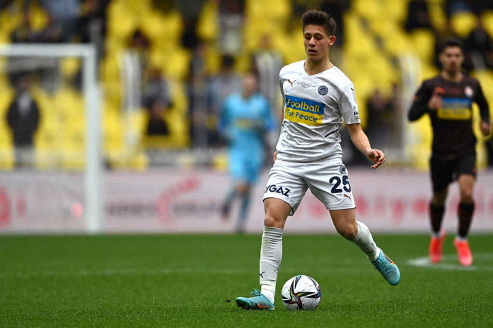 Guler awalnya sudah didekati Barcelona beberapa pekan terakhir, dengan presiden Joan Laporta mengirimkan direktur olahraga Deco untuk melakukan negosiasi dengan Fenerbahce.