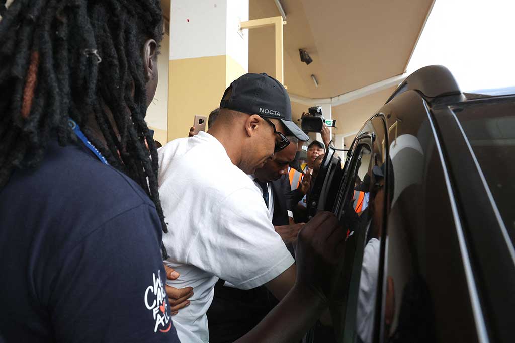 Sekitar seratus penari tradisional kemudian tampil untuk menghormati kedatangannya. Sambil tersenyum lebar, pesepakbola itu memberi hormat dari jauh kepada kerumunan dengan penjagaan ketat oleh polisi, sebelum dibawa pergi dengan sebuah SUV berjendela gelap.