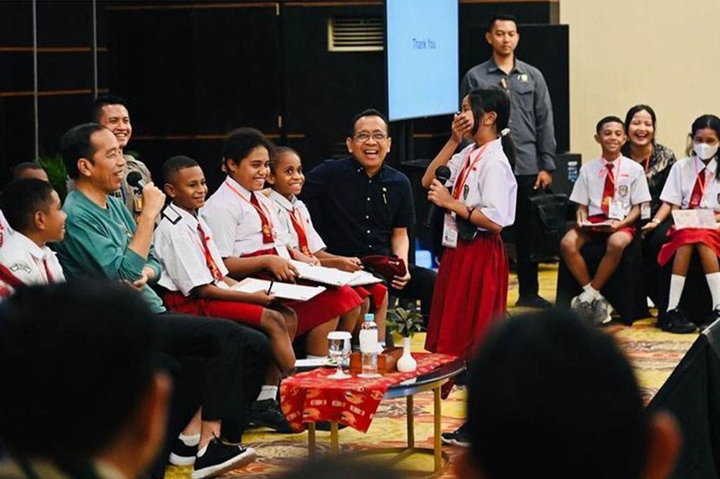 Seorang murid sekolah dasar (SD) di Papua bertanya kepada Presiden Joko Widodo kenapa ibu kota tidak dipindahkan ke Papua. 