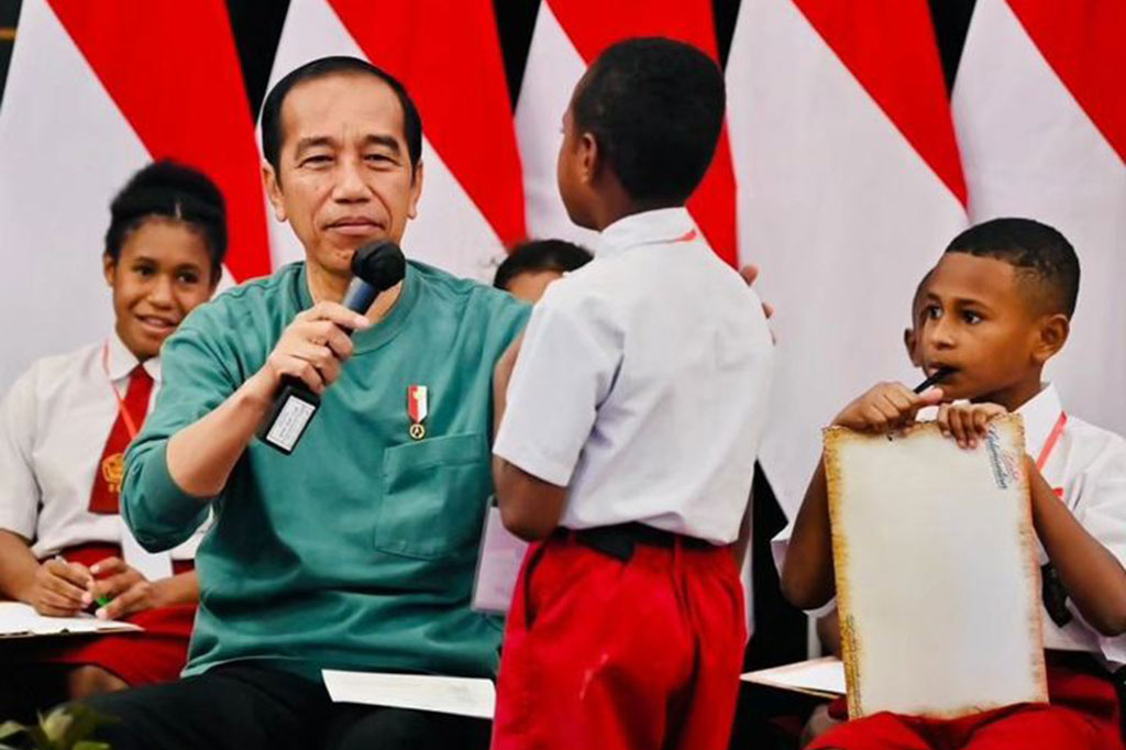 Presiden menyampaikan pertimbangannya, antara lain, karena posisinya yang berada di tengah-tengah Indonesia sehingga dekat untuk diakses dari sisi barat, timur, utara, maupun selatan Indonesia. 