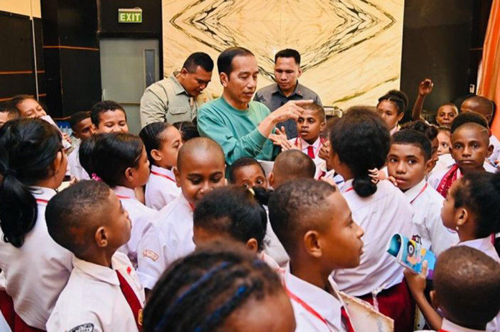 Presiden Jokowi pun mengapresiasi para pelajar Papua yang dinilainya pintar dan berani. Presiden Jokowi berpesan agar anak-anak tersebut bisa terus semangat belajar.