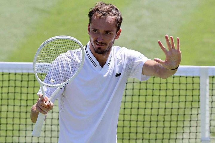Daniil Medvedev kembali ke lapangan nomor dua Wimbledon saat meraih kemenangan 6-3, 6-3, 7-6 (7/5) atas Adrian Mannarino, Jumat, 7 Juli 2023. 