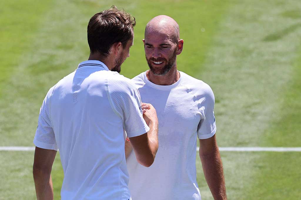 Unggulan ketiga asal Rusia berusia 27 tahun tersebut memimpin pertemuan putaran kedua dengan dua set dan 4-4 melawan lawan asal Prancisnya ketika permainan dihentikan pada hari Kamis, 6 Juli.