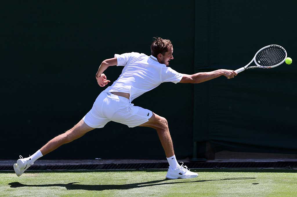 Kedua pemain memenangkan dua service game pada hari Jumat, membuat set ketiga menjadi tie-break.