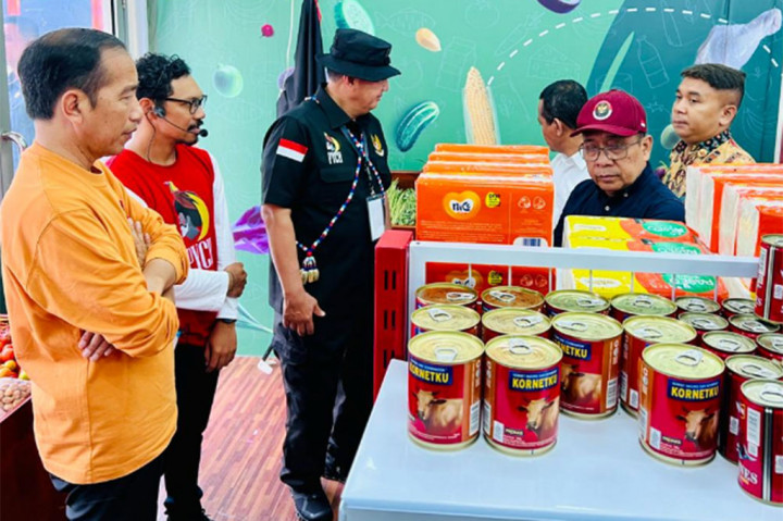 “Kalau ada training, ada PYCH (Papua Youth Creative Hub), ada hal-hal riil yang dilakukan seperti ini, ya mestinya pasar yang ada di Papua bisa dikuasai oleh anak-anak muda ke depan,” ucap Presiden.