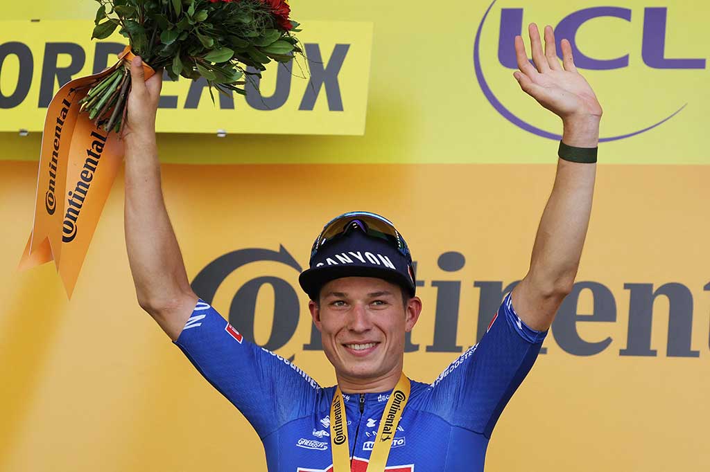 Philipsen, 25, sejauh ini telah memenangi tiga etape yang diakhiri dengan adu sprint menuju finis dan lagi-lagi rekan satu timnya, Mathieu van der Poel membantu sang pembalap Belgia itu melaju ke depan pada 2km terakhir.