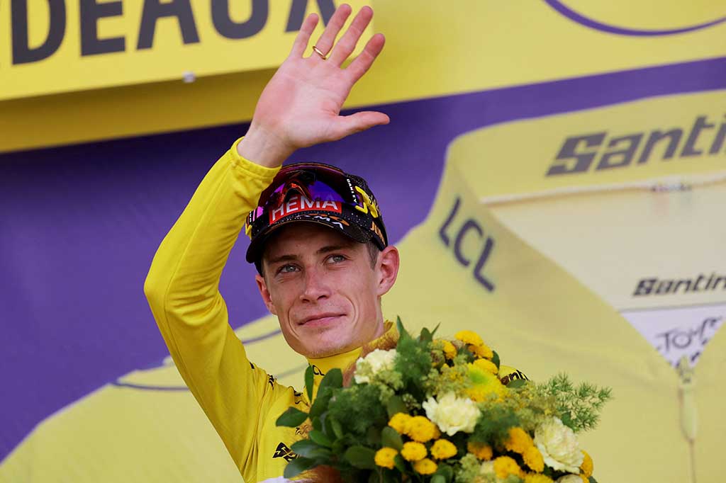 Juara bertahan Jonas Vingegaard asal Denmark mempertahankan kaus kuning di puncak klasemen umum dengan jarak 25 detik dari Tadej Pogacar asal Slovenia. Sedangkan pembalap Australia Jai Hindley membayangi di peringkat tiga dengan gap satu menit 34 detik.